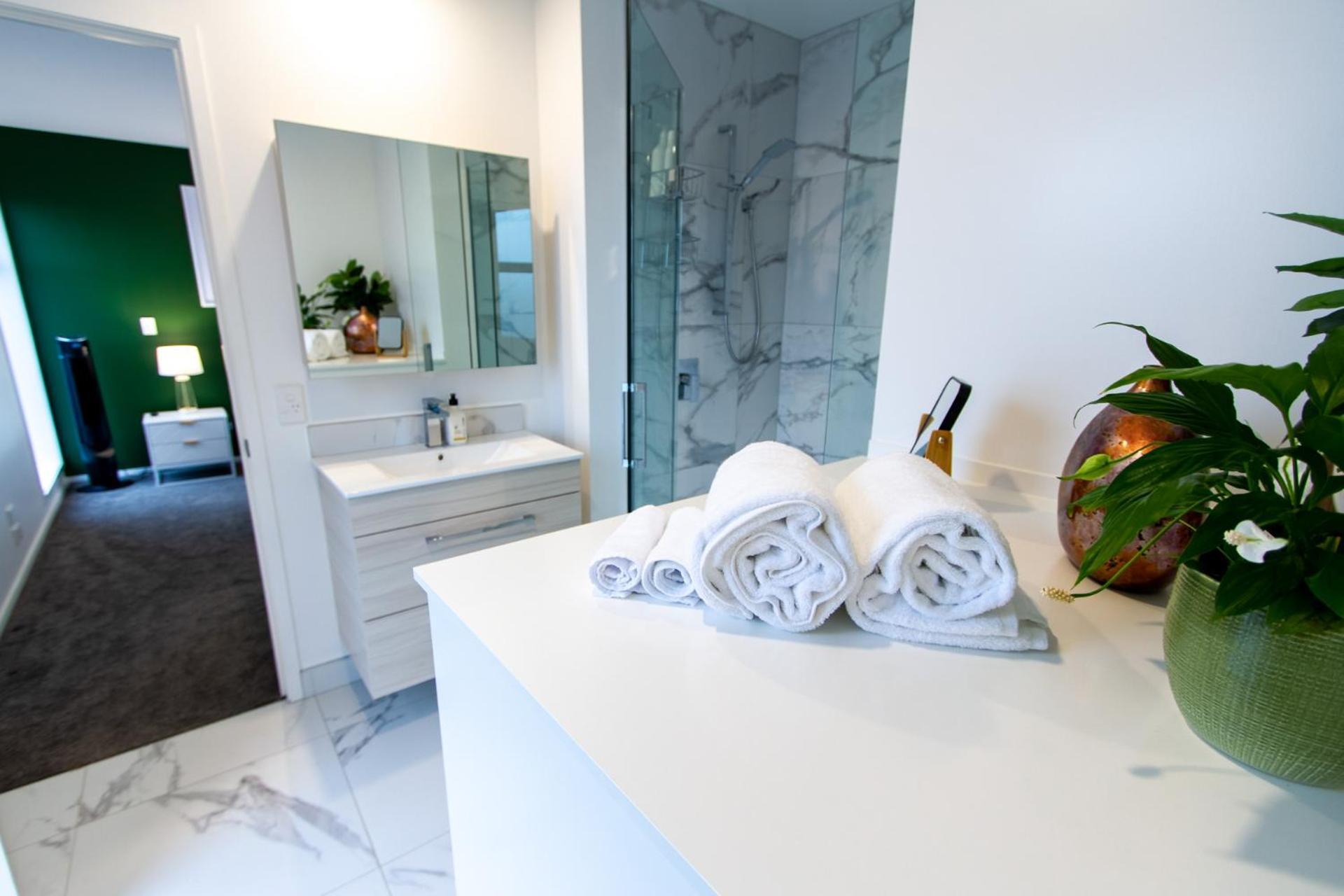 Gorgeous In Green - 2 Bed Central Oasis W/King Bed Christchurch Dış mekan fotoğraf