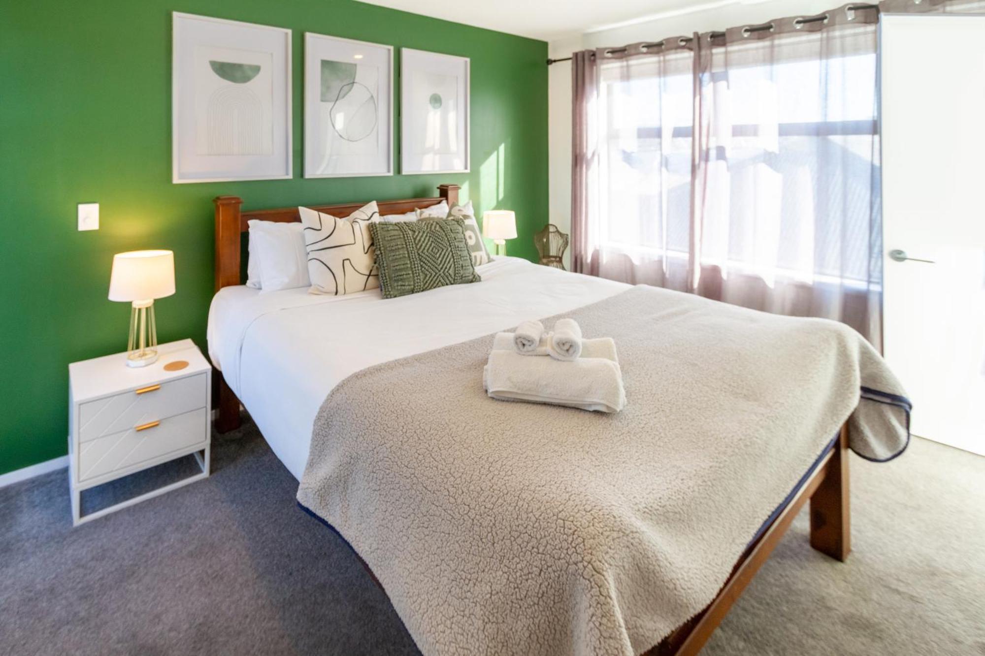 Gorgeous In Green - 2 Bed Central Oasis W/King Bed Christchurch Dış mekan fotoğraf