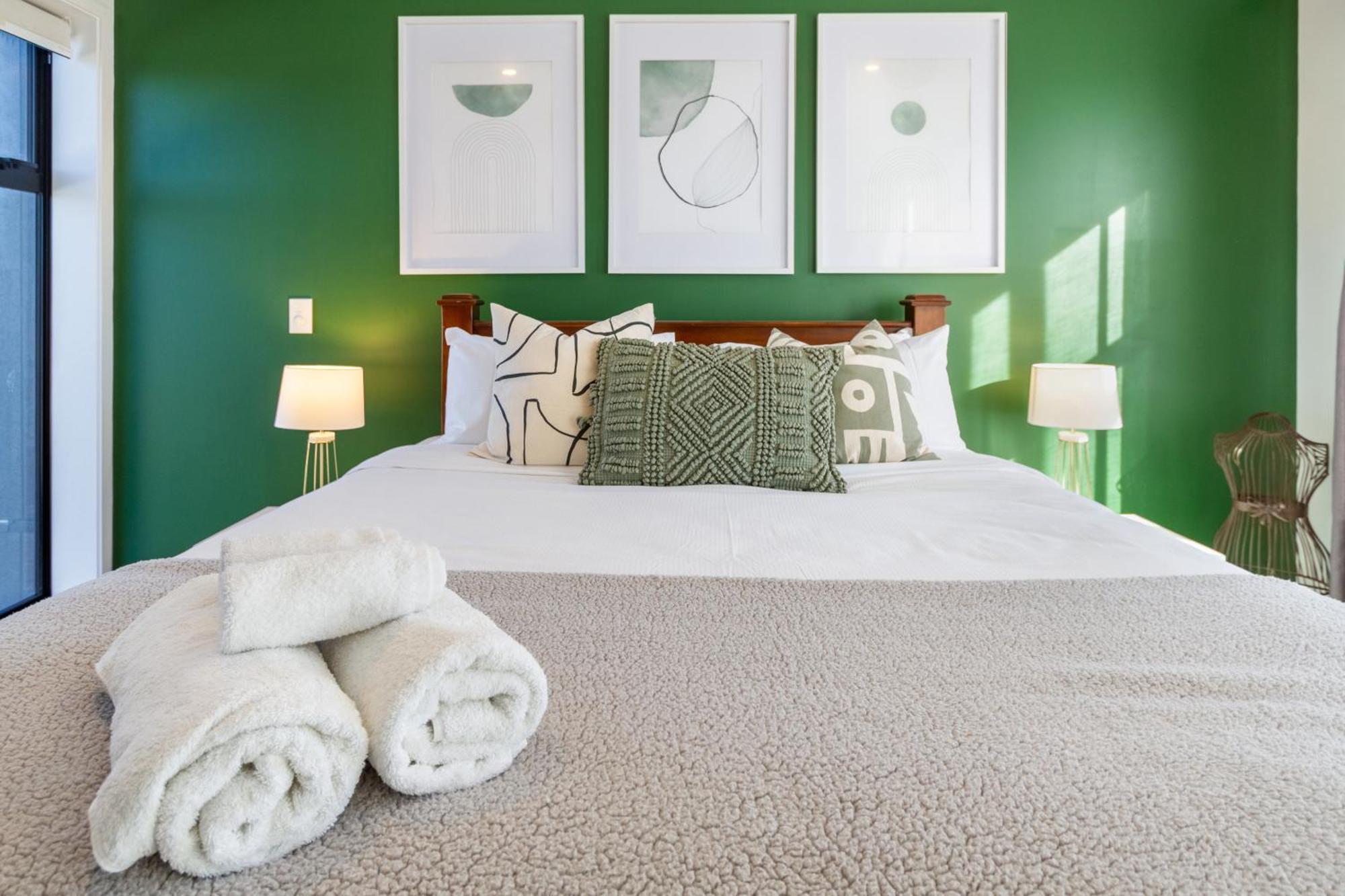 Gorgeous In Green - 2 Bed Central Oasis W/King Bed Christchurch Dış mekan fotoğraf