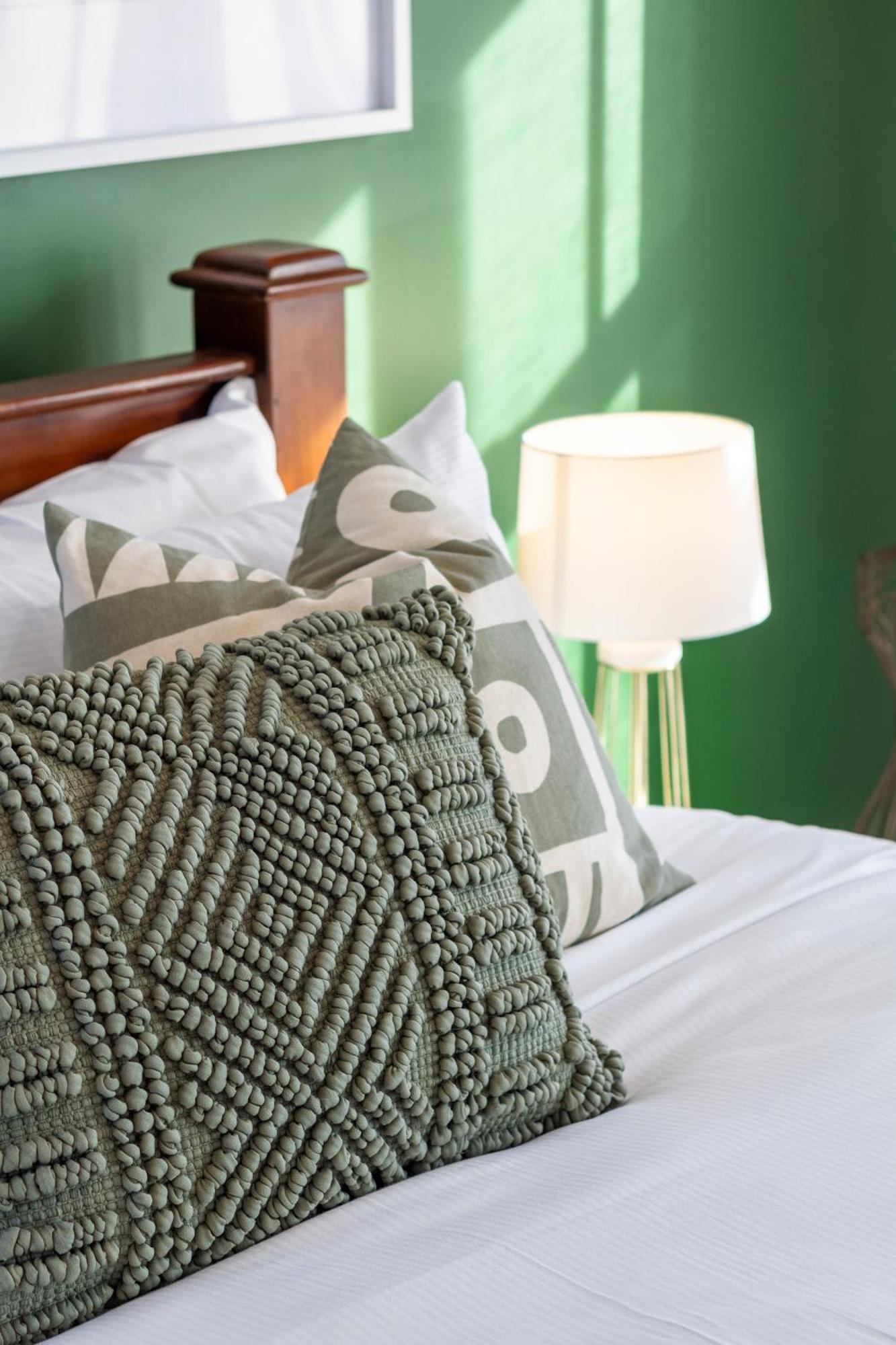 Gorgeous In Green - 2 Bed Central Oasis W/King Bed Christchurch Dış mekan fotoğraf