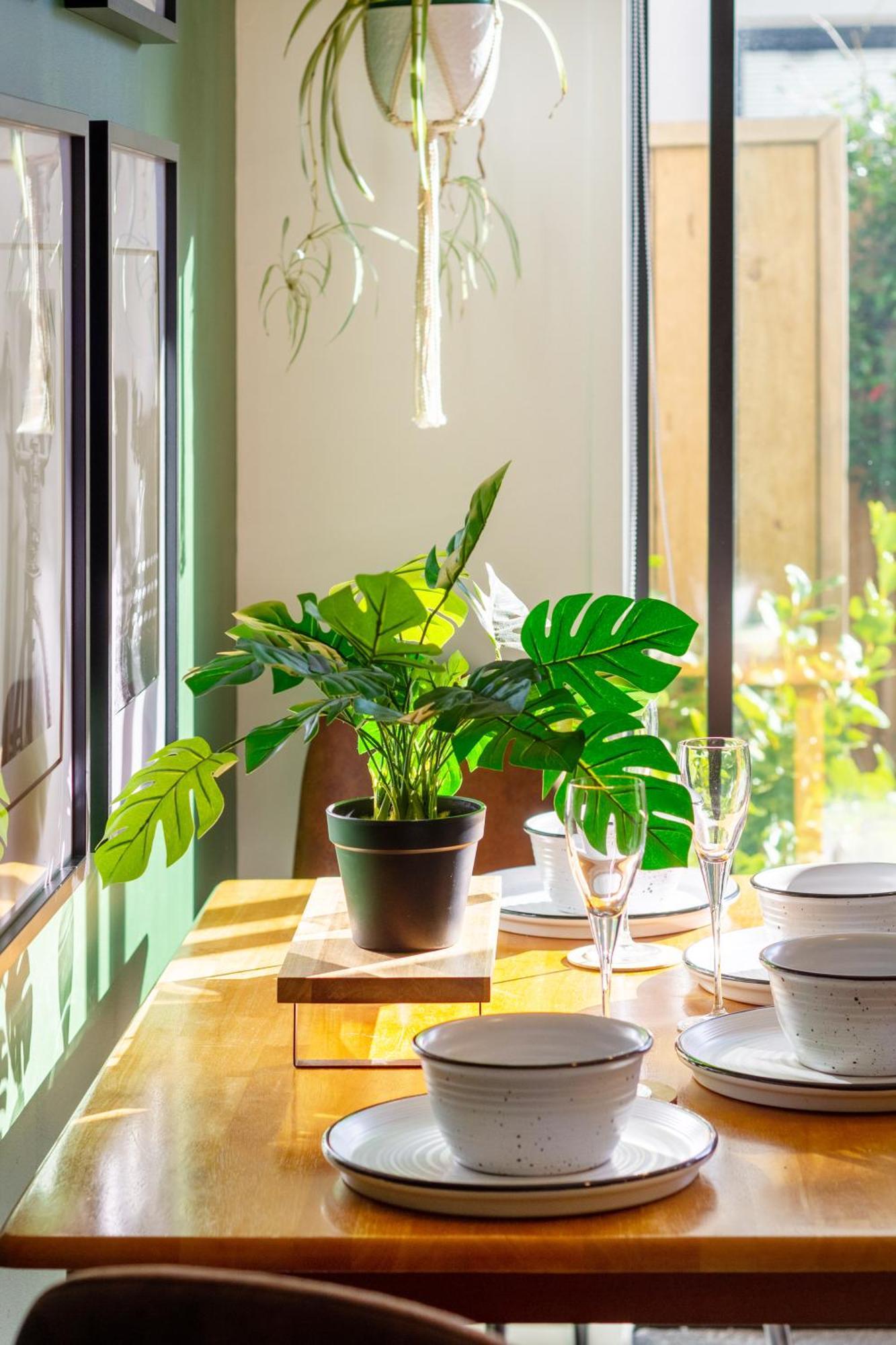 Gorgeous In Green - 2 Bed Central Oasis W/King Bed Christchurch Dış mekan fotoğraf